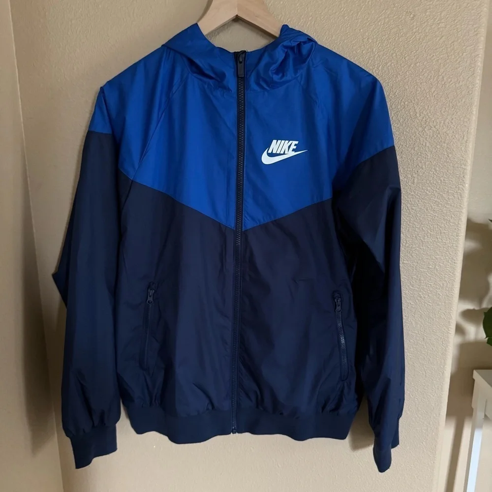 Nike Older Kids Full Zip Windrunner Jacket size XL